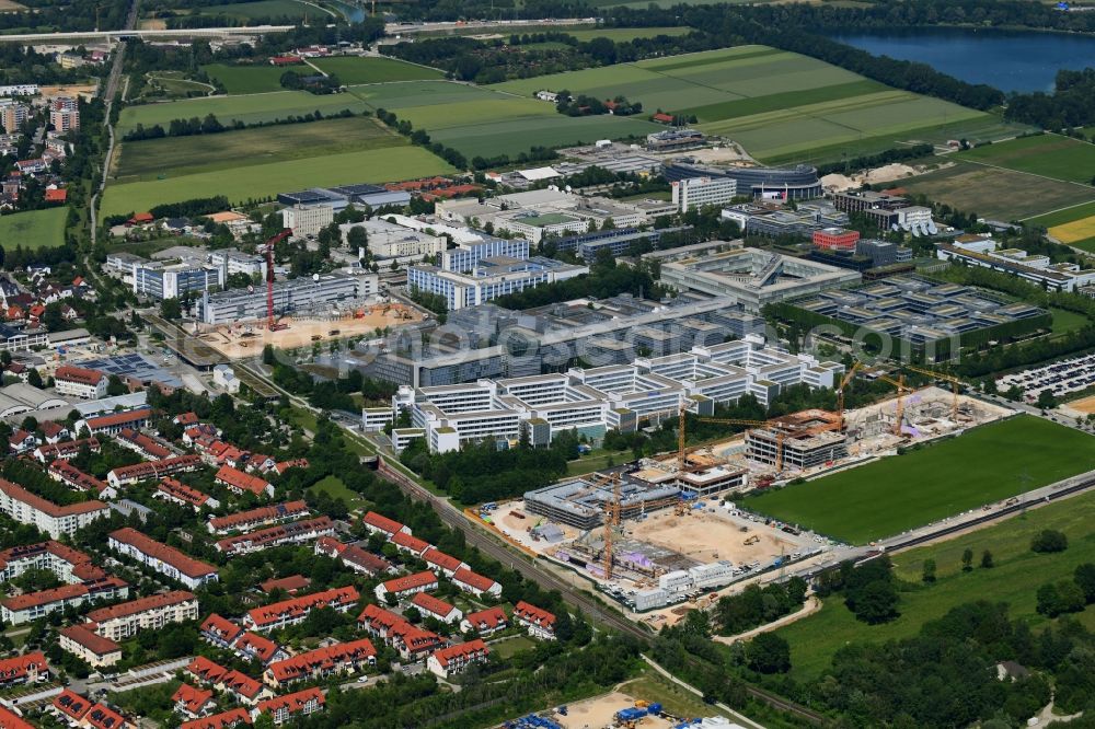 Unterföhring from the bird's eye view: New construction site of the school building on Mitterfeldallee in Unterfoehring in the state Bavaria, Germany