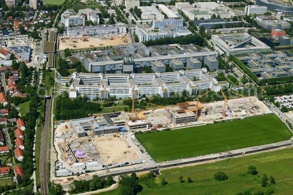 Unterföhring from the bird's eye view: New construction site of the school building on Mitterfeldallee in Unterfoehring in the state Bavaria, Germany