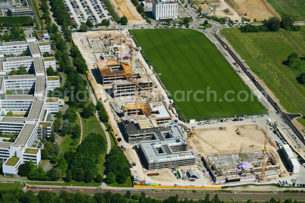 Unterföhring from the bird's eye view: New construction site of the school building on Mitterfeldallee in Unterfoehring in the state Bavaria, Germany