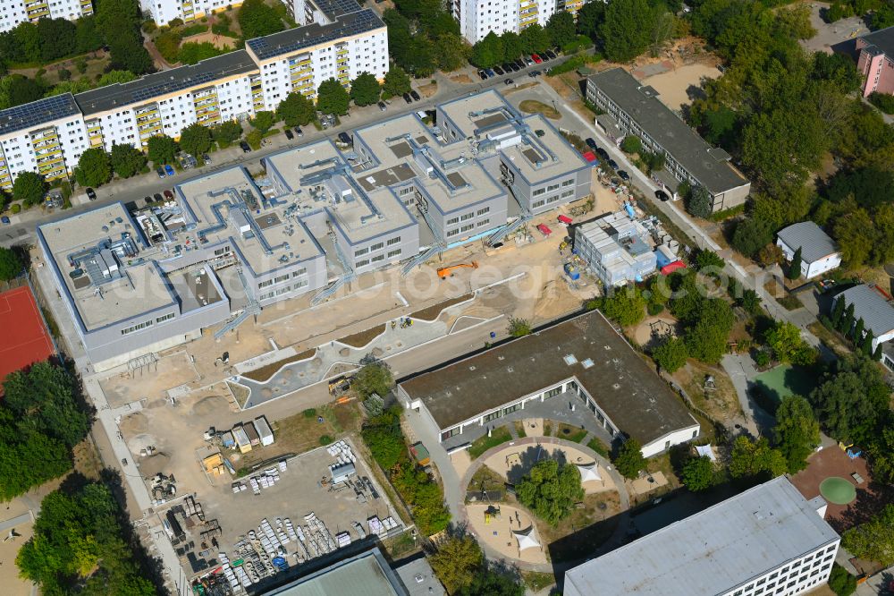 Aerial photograph Berlin - New construction site of the school building Gymnasium with Sporthalle on street Erich-Kaestner-Strasse - Peter-Huchel-Strasse in the district Hellersdorf in Berlin, Germany