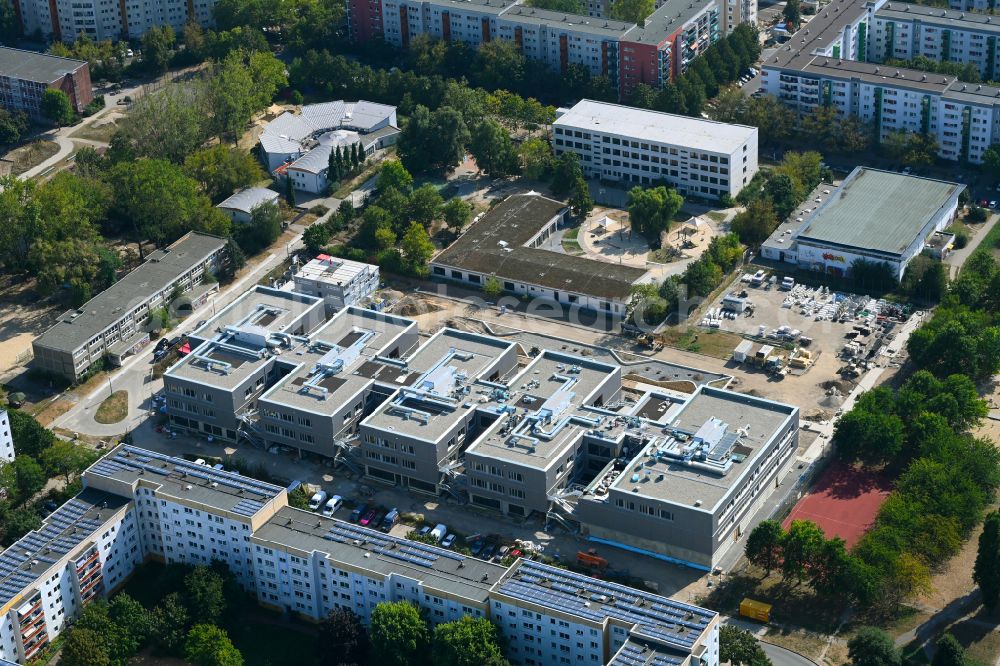 Aerial photograph Berlin - New construction site of the school building Gymnasium with Sporthalle on street Erich-Kaestner-Strasse - Peter-Huchel-Strasse in the district Hellersdorf in Berlin, Germany