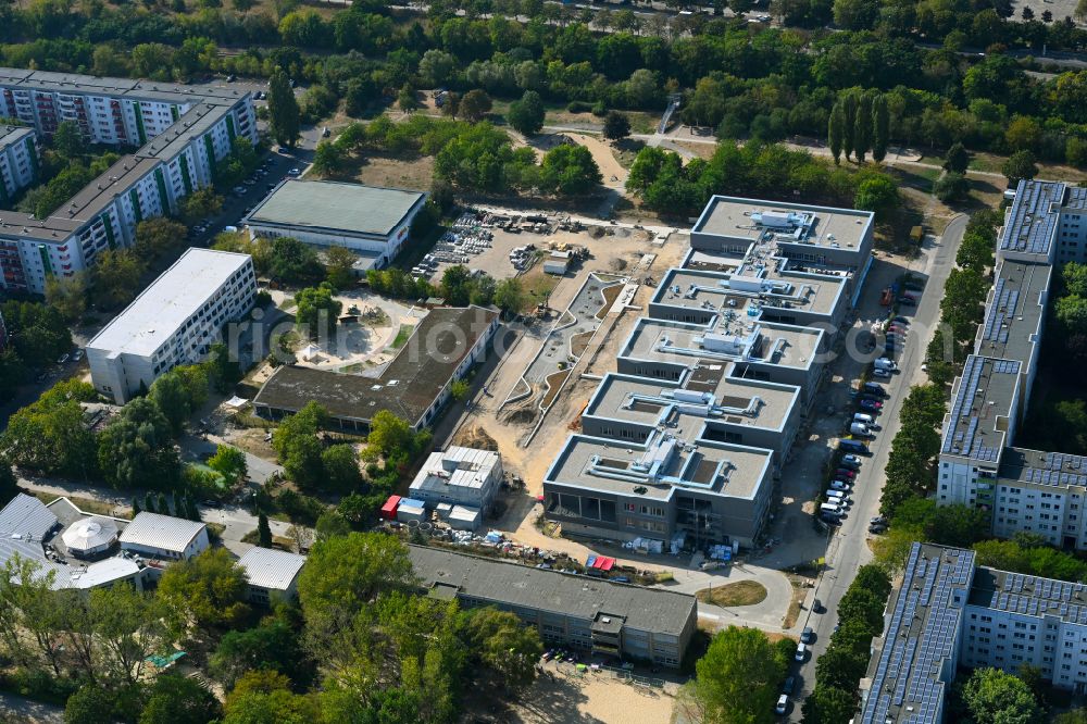 Berlin from the bird's eye view: New construction site of the school building Gymnasium with Sporthalle on street Erich-Kaestner-Strasse - Peter-Huchel-Strasse in the district Hellersdorf in Berlin, Germany