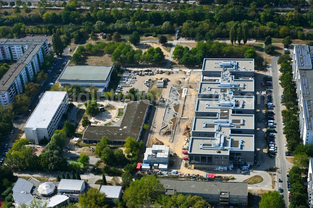 Aerial image Berlin - New construction site of the school building Gymnasium with Sporthalle on street Erich-Kaestner-Strasse - Peter-Huchel-Strasse in the district Hellersdorf in Berlin, Germany