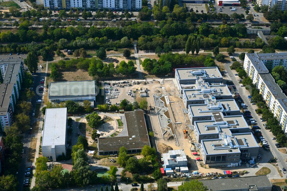 Aerial photograph Berlin - New construction site of the school building Gymnasium with Sporthalle on street Erich-Kaestner-Strasse - Peter-Huchel-Strasse in the district Hellersdorf in Berlin, Germany