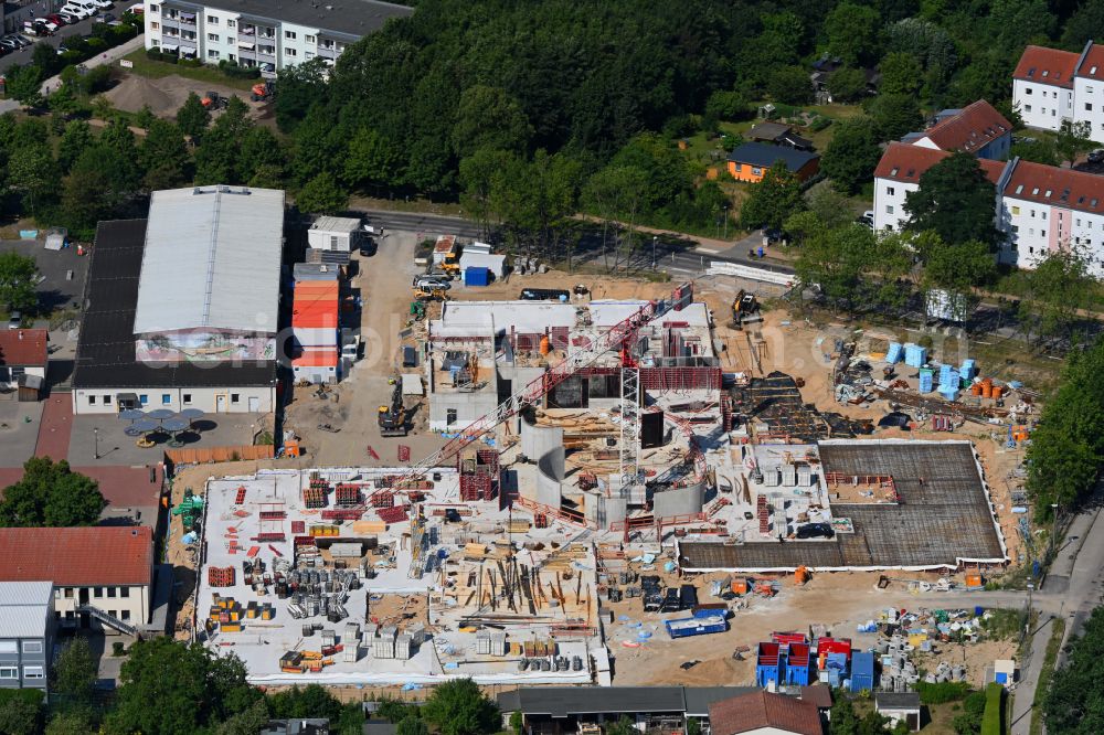 Aerial photograph Bernau - New construction site of the school building Schule on Kirschgarten on street Ladeburger Chaussee in Bernau in the state Brandenburg, Germany