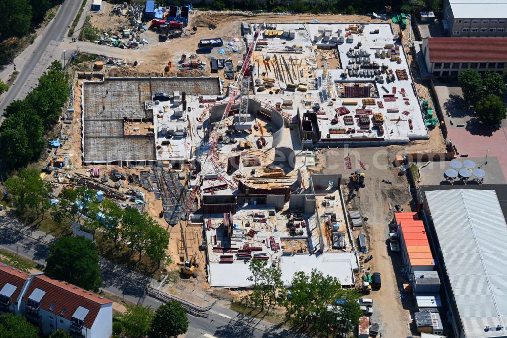 Aerial image Bernau - New construction site of the school building Schule on Kirschgarten on street Ladeburger Chaussee in Bernau in the state Brandenburg, Germany