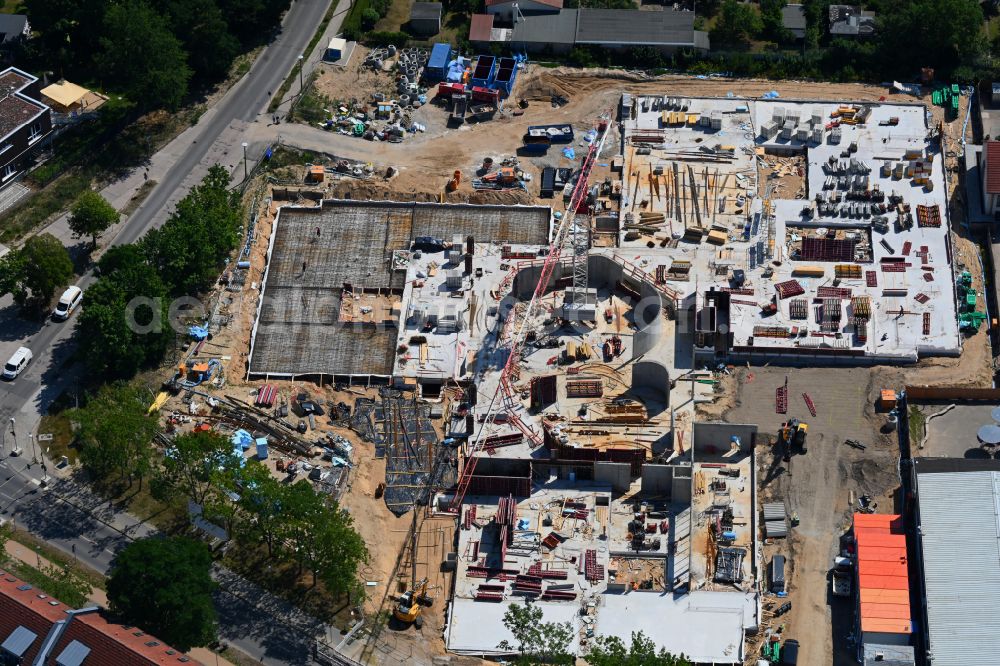 Aerial photograph Bernau - New construction site of the school building Schule on Kirschgarten on street Ladeburger Chaussee in Bernau in the state Brandenburg, Germany