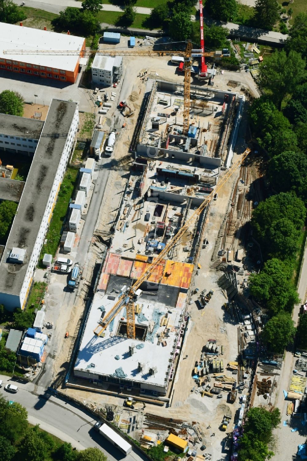 Aerial photograph München - New construction site of the school building of Bernaysschule on Bernaysstrasse in Munich in the state Bavaria, Germany