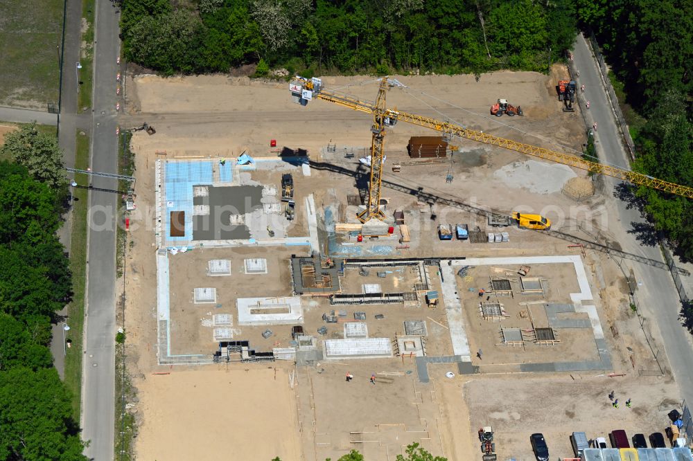 Werneuchen from the bird's eye view: New construction site of the school building Grundschule Im Rosenpark on street Goldregenstrasse in Werneuchen in the state Brandenburg, Germany