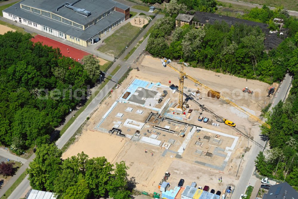 Aerial photograph Werneuchen - New construction site of the school building Grundschule Im Rosenpark on street Goldregenstrasse in Werneuchen in the state Brandenburg, Germany