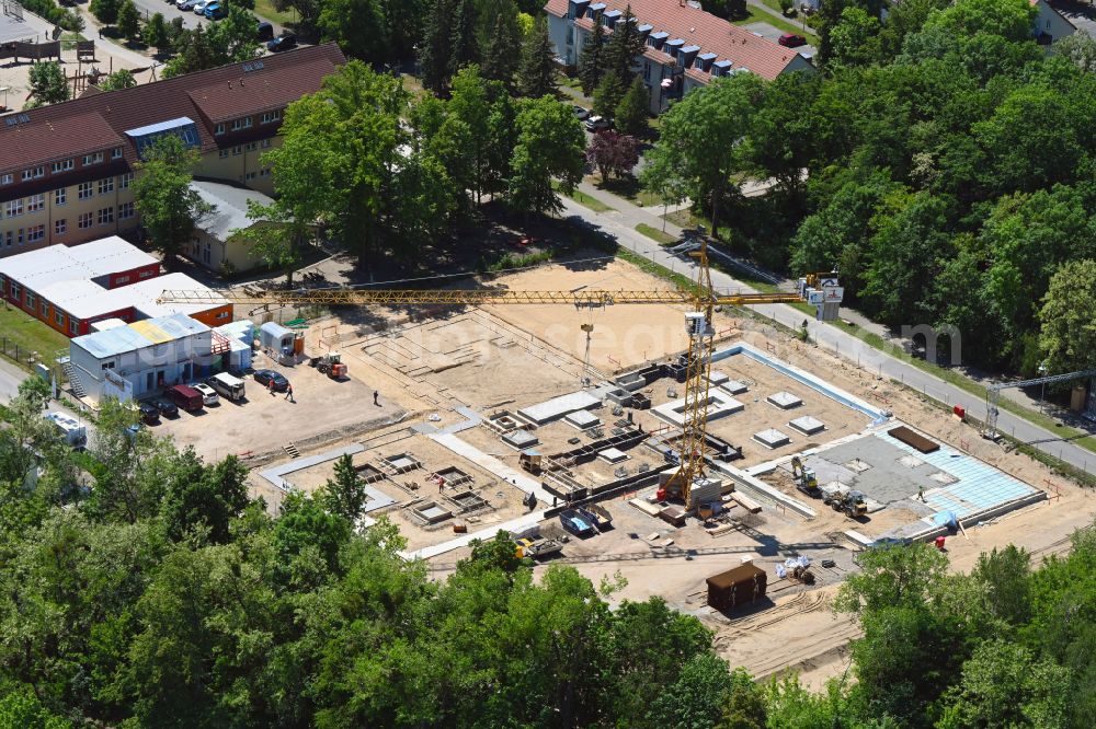 Werneuchen from the bird's eye view: New construction site of the school building Grundschule Im Rosenpark on street Goldregenstrasse in Werneuchen in the state Brandenburg, Germany