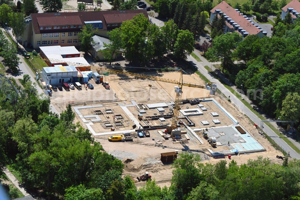 Aerial photograph Werneuchen - New construction site of the school building Grundschule Im Rosenpark on street Goldregenstrasse in Werneuchen in the state Brandenburg, Germany