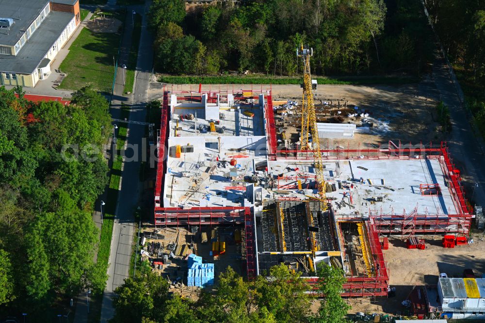 Aerial photograph Werneuchen - New construction site of the school building Grundschule Im Rosenpark on street Goldregenstrasse in Werneuchen in the state Brandenburg, Germany