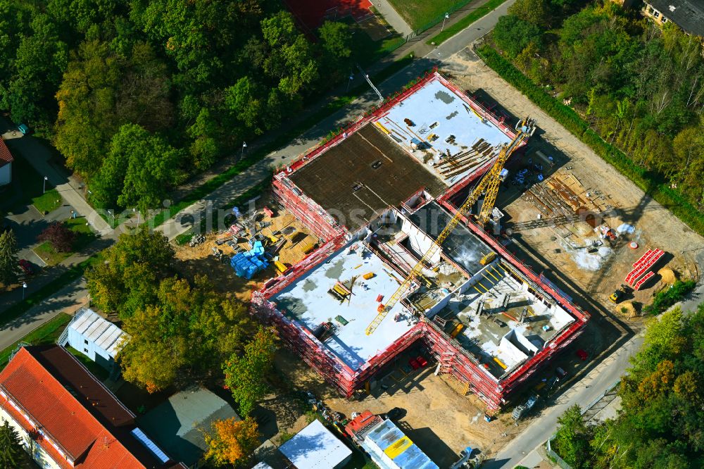 Werneuchen from the bird's eye view: New construction site of the school building Grundschule Im Rosenpark on street Goldregenstrasse in Werneuchen in the state Brandenburg, Germany