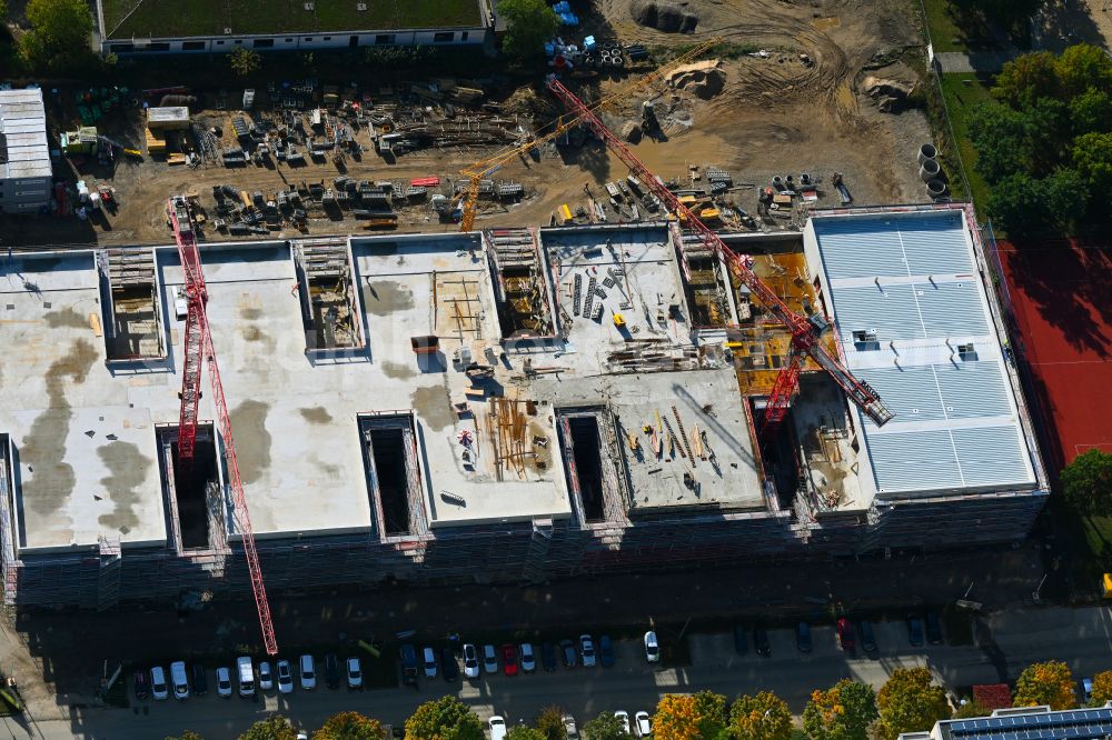 Aerial image Berlin - New construction site of the school building Gymnasium with Sporthalle on street Erich-Kaestner-Strasse - Peter-Huchel-Strasse in the district Hellersdorf in Berlin, Germany