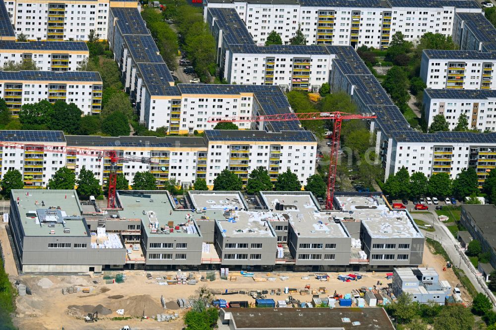 Aerial photograph Berlin - New construction site of the school building Gymnasium with Sporthalle on street Erich-Kaestner-Strasse - Peter-Huchel-Strasse in the district Hellersdorf in Berlin, Germany
