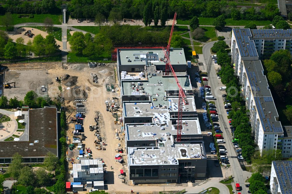 Aerial photograph Berlin - New construction site of the school building Gymnasium with Sporthalle on street Erich-Kaestner-Strasse - Peter-Huchel-Strasse in the district Hellersdorf in Berlin, Germany