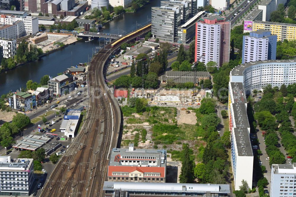 Aerial photograph Berlin - Construction site for a new school building on the Julius-Pintsch wasteland between Krautstrasse - Lange Strasse and Andreasstrasse in Berlin, Germany