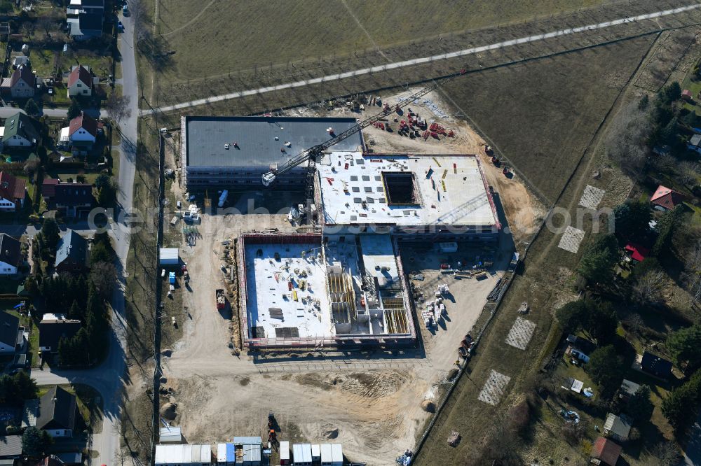 Fredersdorf-Vogelsdorf from the bird's eye view: New construction site of the school building on Landstrasse - Lenbachstrasse - Richard-Jaensch-Strasse in Fredersdorf-Vogelsdorf in the state Brandenburg, Germany