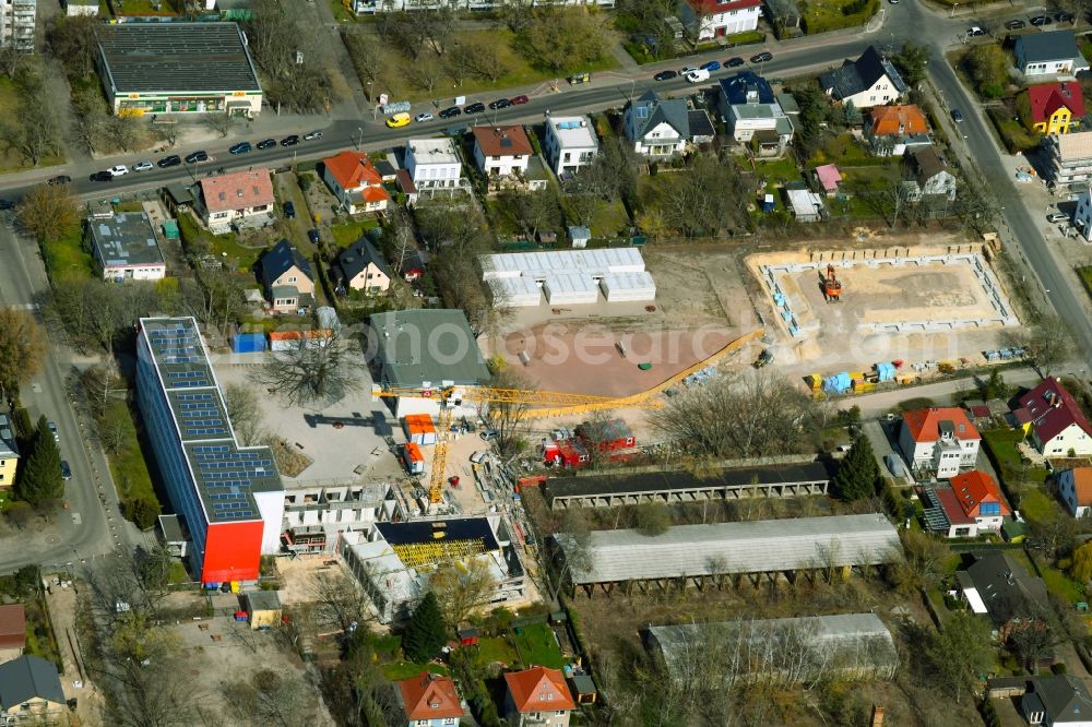 Aerial image Berlin - New construction site of the school building with extension and sports hall of Lew-Tolstoi-Schule on Roemerweg in the district Karlshorst in Berlin, Germany