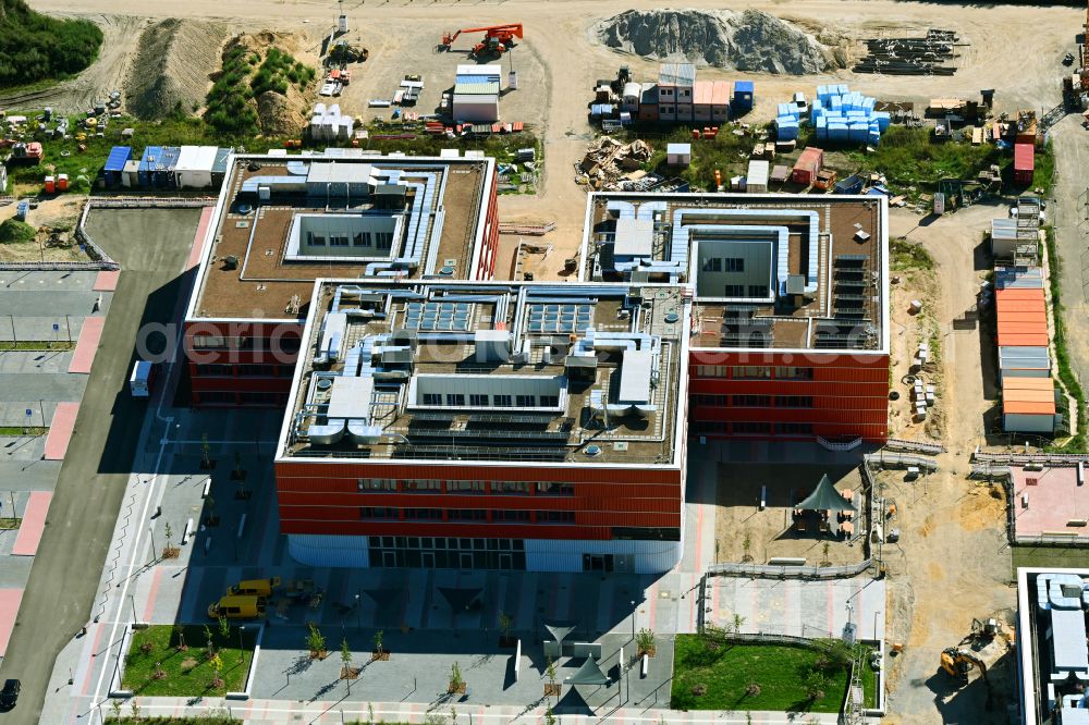 Altlandsberg from the bird's eye view: New construction site of the school building Neuer Schulcampus on street Fredersdorfer Chaussee in Altlandsberg in the state Brandenburg, Germany