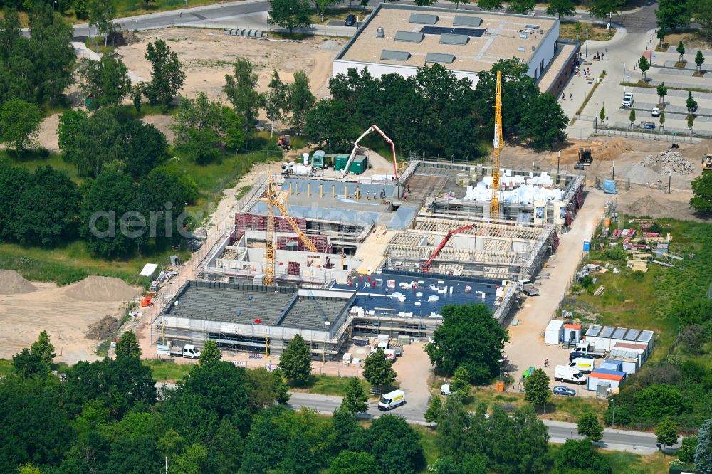 Wustermark from the bird's eye view: New construction site of the school building on Schulzentrum Heinz Sielmann on street Schulstrasse - Dyrotzer Ring - Maulbeerallee in the district Elstal in Wustermark in the state Brandenburg, Germany