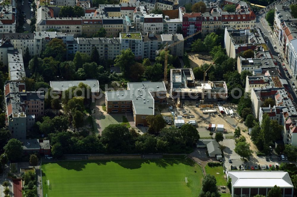 Aerial image Berlin - New construction site of the school building of Waldorfschule in Schoeneberg Johannes-Schule Berlin along the Monumentenstrasse in Berlin, Germany