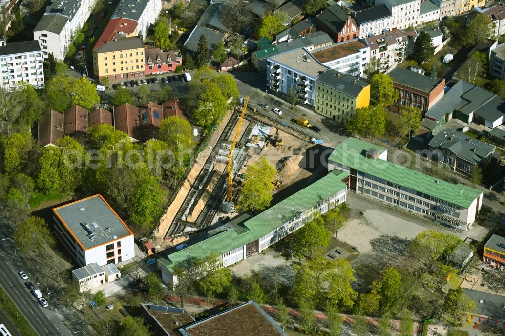 Aerial image Berlin - New construction site of the school building of Wolfgang-Borchert-Schule on Blumenstrasse in the district Spandau in Berlin, Germany