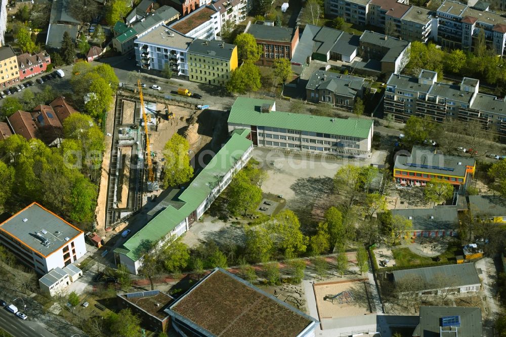 Aerial photograph Berlin - New construction site of the school building of Wolfgang-Borchert-Schule on Blumenstrasse in the district Spandau in Berlin, Germany