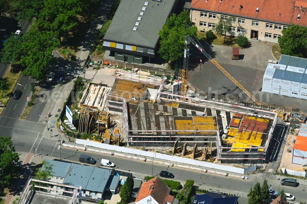 Berlin from the bird's eye view: New construction site of the school building of the Zentrum fuer Sprache & Bewegung (ZSB) on the Efeuweg campus in the district Buckow in Berlin, Germany