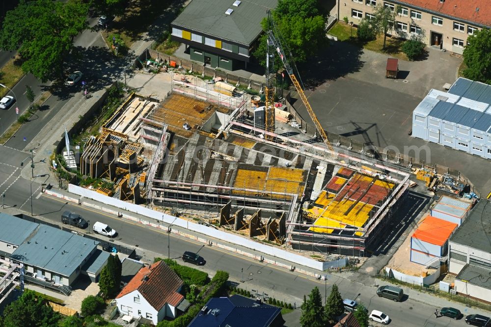 Aerial image Berlin - New construction site of the school building of the Zentrum fuer Sprache & Bewegung (ZSB) on the Efeuweg campus in the district Buckow in Berlin, Germany