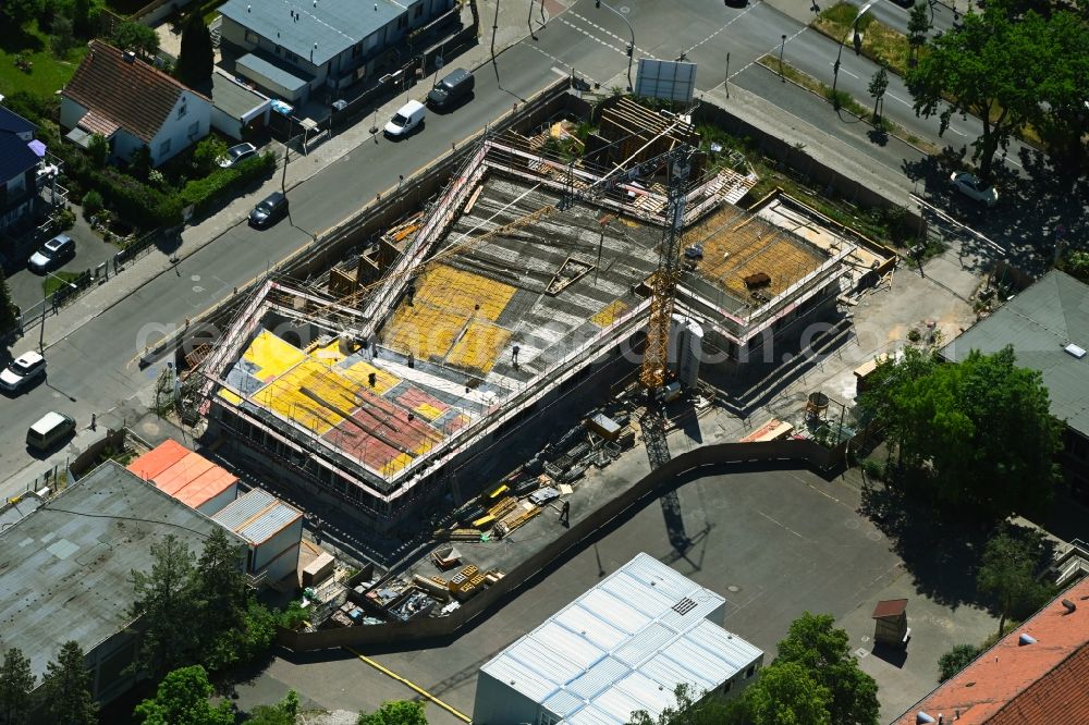 Aerial photograph Berlin - New construction site of the school building of the Zentrum fuer Sprache & Bewegung (ZSB) on the Efeuweg campus in the district Buckow in Berlin, Germany