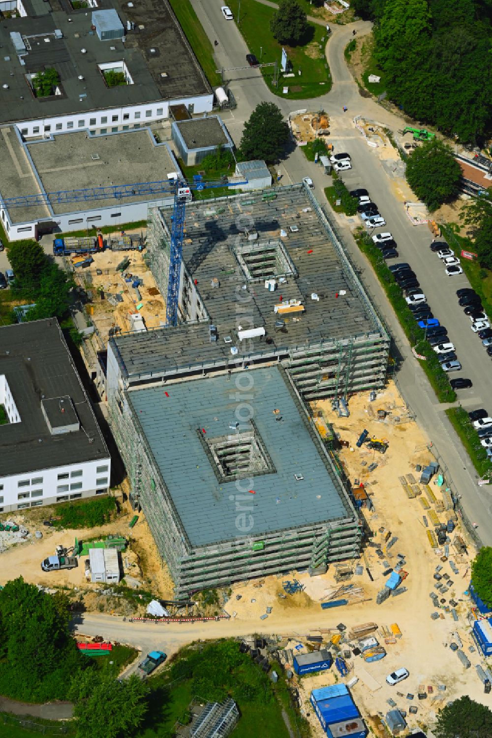 Günzburg from above - Construction site for the new building of a senior citizens' center Wahl-Lindersche Seniorenzentrum of the Wahl-Lindersche Altenstiftung on the street Lindenallee in the district of Reisensburg in Guenzburg in the state of Bavaria, Germany