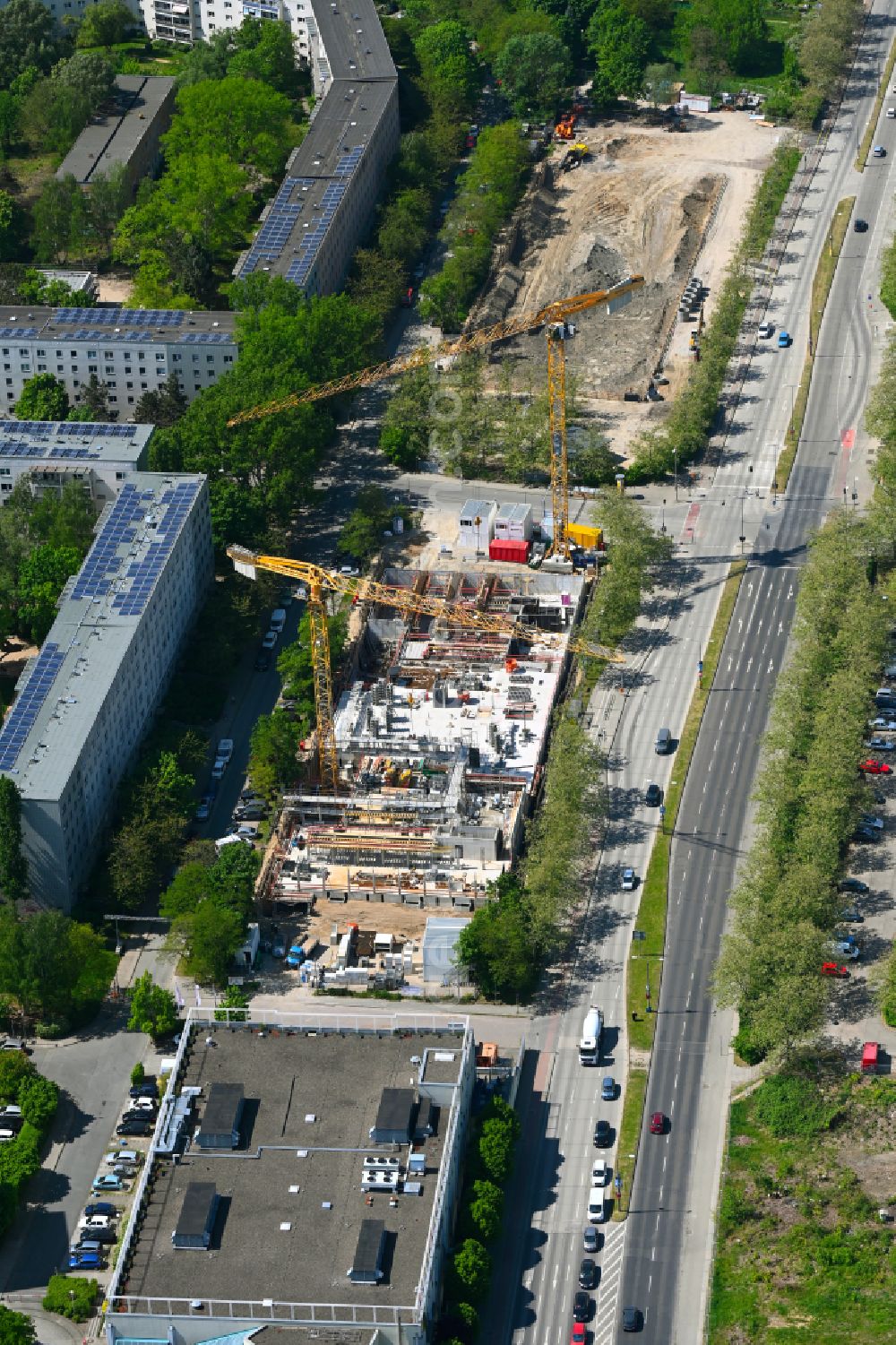 Aerial photograph Berlin - Construction site for the new build retirement home Seniorenwohnen Cecilienstrasse on street Teterower Ring - Cecilienstrasse in the district Hellersdorf in Berlin, Germany