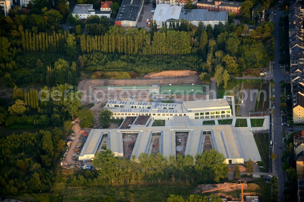 Chemnitz from the bird's eye view: Construction site for the new building of a center for special needs education KOE in Chemnitz in the state of Saxony. The building complex on Heinrich-Schuetz-Strasse was designed by Daehne Architects