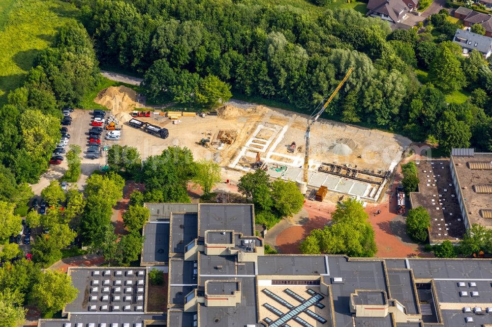 Soest from the bird's eye view: Construction site for the new sports hall on Gelaende of Boerde-Berufskolleg on Geschwister-Scholl-Strasse in Soest in the state North Rhine-Westphalia, Germany