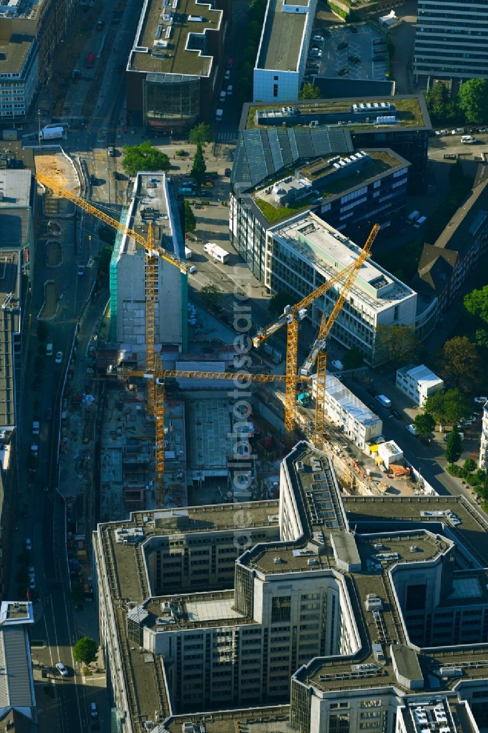 Hamburg from the bird's eye view: Construction site with development, foundation, earth and landfill works zum neubau of Springer Quartier between Fuhlenwiete and Axel-Springer-Platz in Hamburg, Germany