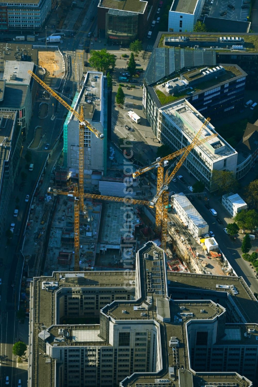 Aerial photograph Hamburg - Construction site with development, foundation, earth and landfill works zum neubau of Springer Quartier between Fuhlenwiete and Axel-Springer-Platz in Hamburg, Germany