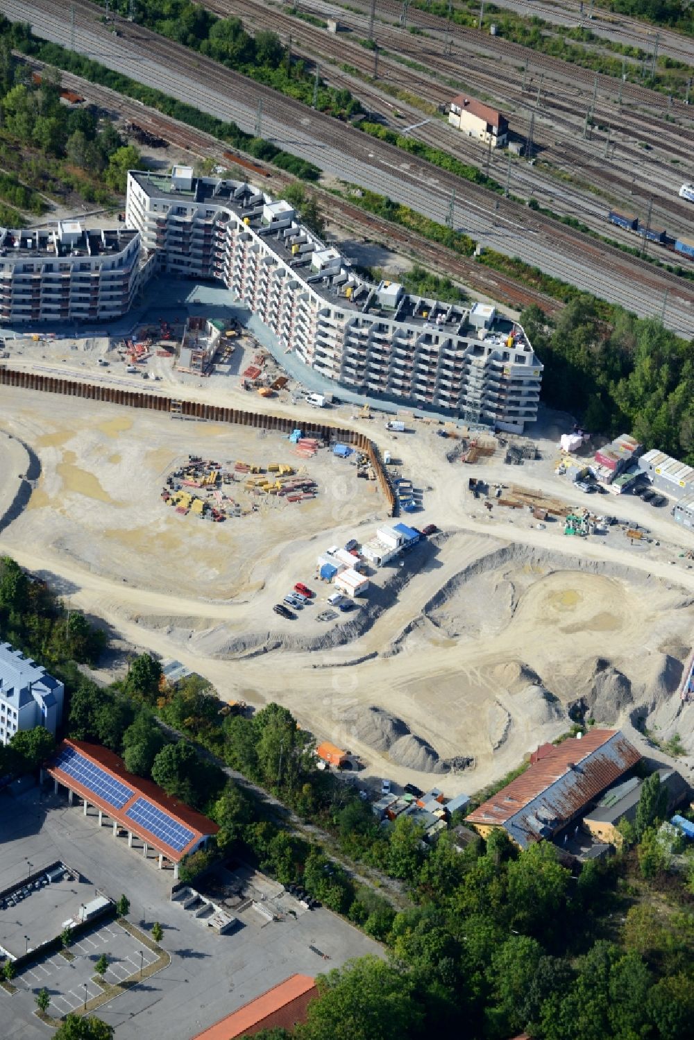 München from the bird's eye view: Construction site for the new building of the town quarter Baumkirchen Mitte in Munich in the state of Bavaria. A residential estate including apartments and townhouses as well as shopping facilities is being built