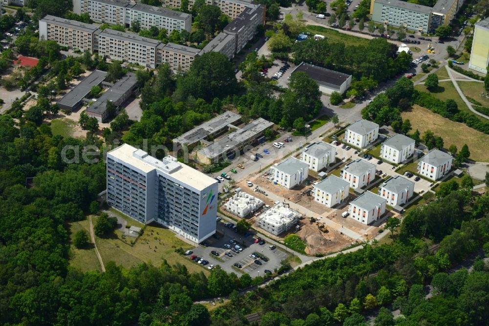 Schwerin from the bird's eye view: Construction site for the city villa - multi-family residential building on Anne-Fronk-Strasse - Bernhard-Schwentner-Strasse in Schwerin in the state Mecklenburg - Western Pomerania, Germany