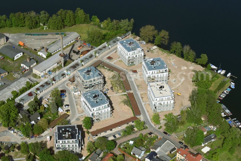 Werder (Havel) from above - Construction site for the city villa - multi-family residential building Zum See in the district Glindow in Werder (Havel) in the state Brandenburg, Germany