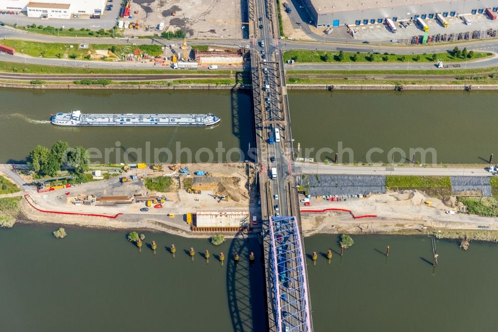 Duisburg from the bird's eye view: Construction of road bridge der Karl-Lehr-Bruecke ueber den Flussverlauf of Ruhr Am Boert - Am Brink - Ruhrorter Strasse in the district Kasslerfeld in Duisburg at Ruhrgebiet in the state North Rhine-Westphalia, Germany