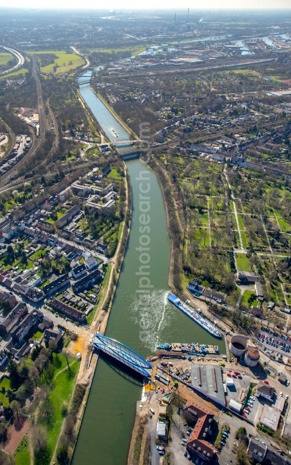 Aerial image Duisburg - Construction of road bridge on Ruhr in the district Obermeiderich in Duisburg in the state North Rhine-Westphalia