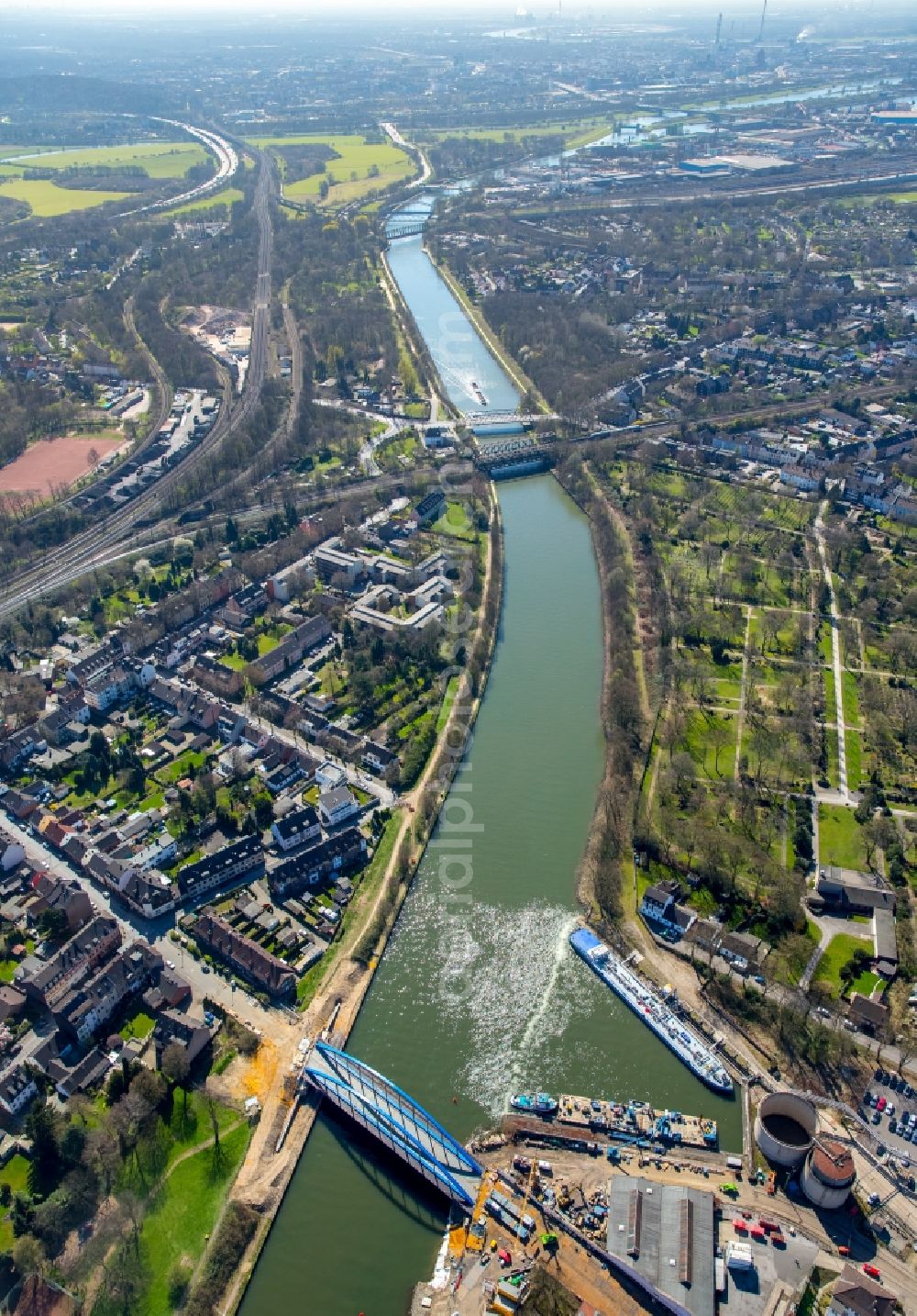 Aerial photograph Duisburg - Construction of road bridge on Ruhr in the district Obermeiderich in Duisburg in the state North Rhine-Westphalia