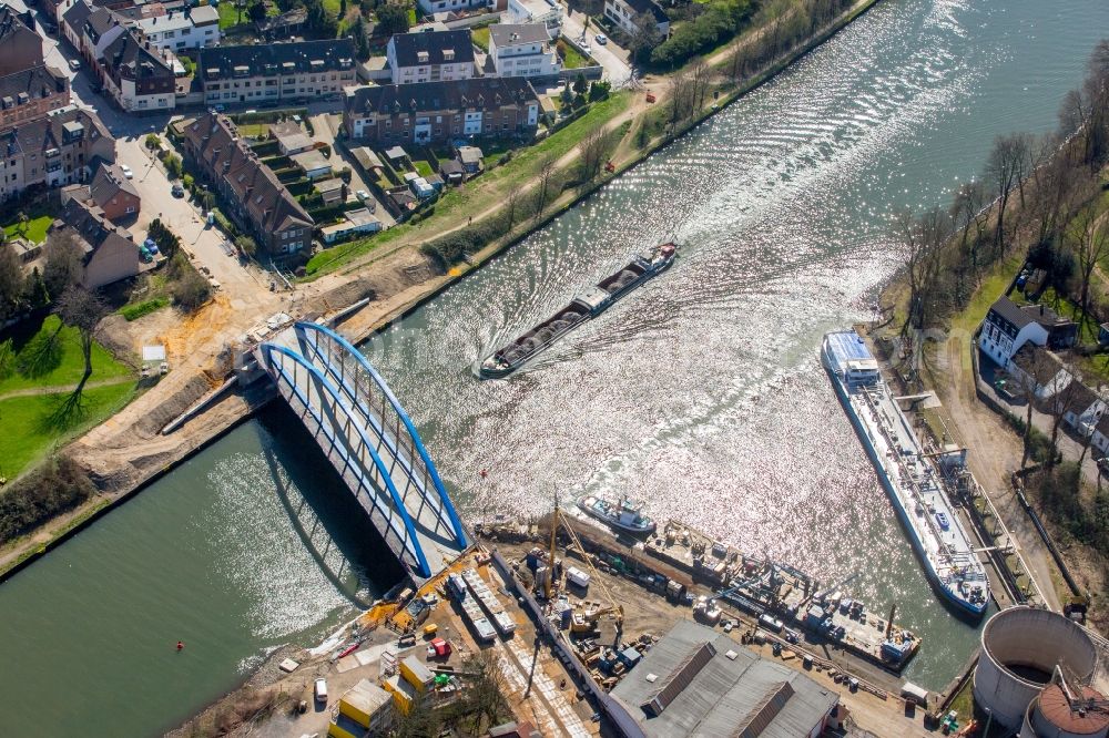 Aerial photograph Duisburg - Construction of road bridge on Ruhr in the district Obermeiderich in Duisburg in the state North Rhine-Westphalia