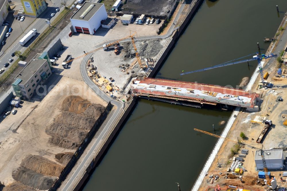 Aerial photograph Offenbach am Main - Construction of road bridge Walter-Spiller-Bridge between Hafeninsel and Mainkai in the district Nordend in Offenbach am Main in the state Hesse