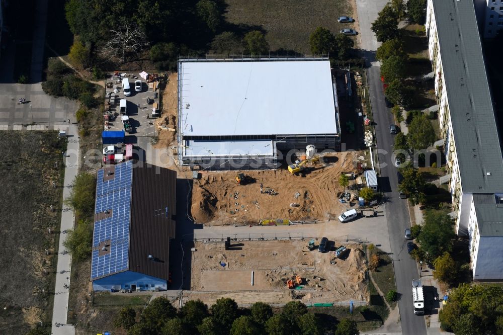 Schwerin from the bird's eye view: Construction site for the new building eines Supermarkt of Netto Marken-Discount AG & Co. KG on Pawlowstrasse in Schwerin in the state Mecklenburg - Western Pomerania, Germany