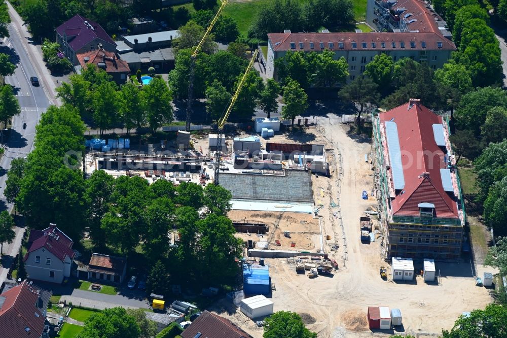 Aerial image Hennigsdorf - Construction for the new building of the spa and swimming pool at the swimming pool of Recreation on Rathenaustrasse overlooking the renovation work at the building of the local start-up center in Hennigsdorf in the state Brandenburg, Germany