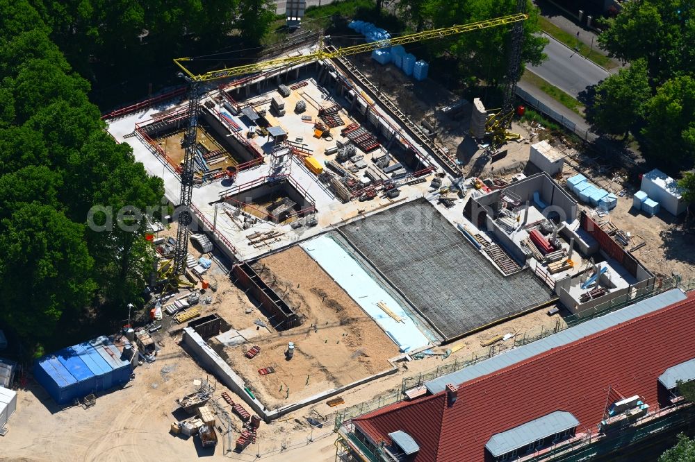 Aerial photograph Hennigsdorf - Construction for the new building of the spa and swimming pool at the swimming pool of Recreation on Rathenaustrasse overlooking the renovation work at the building of the local start-up center in Hennigsdorf in the state Brandenburg, Germany