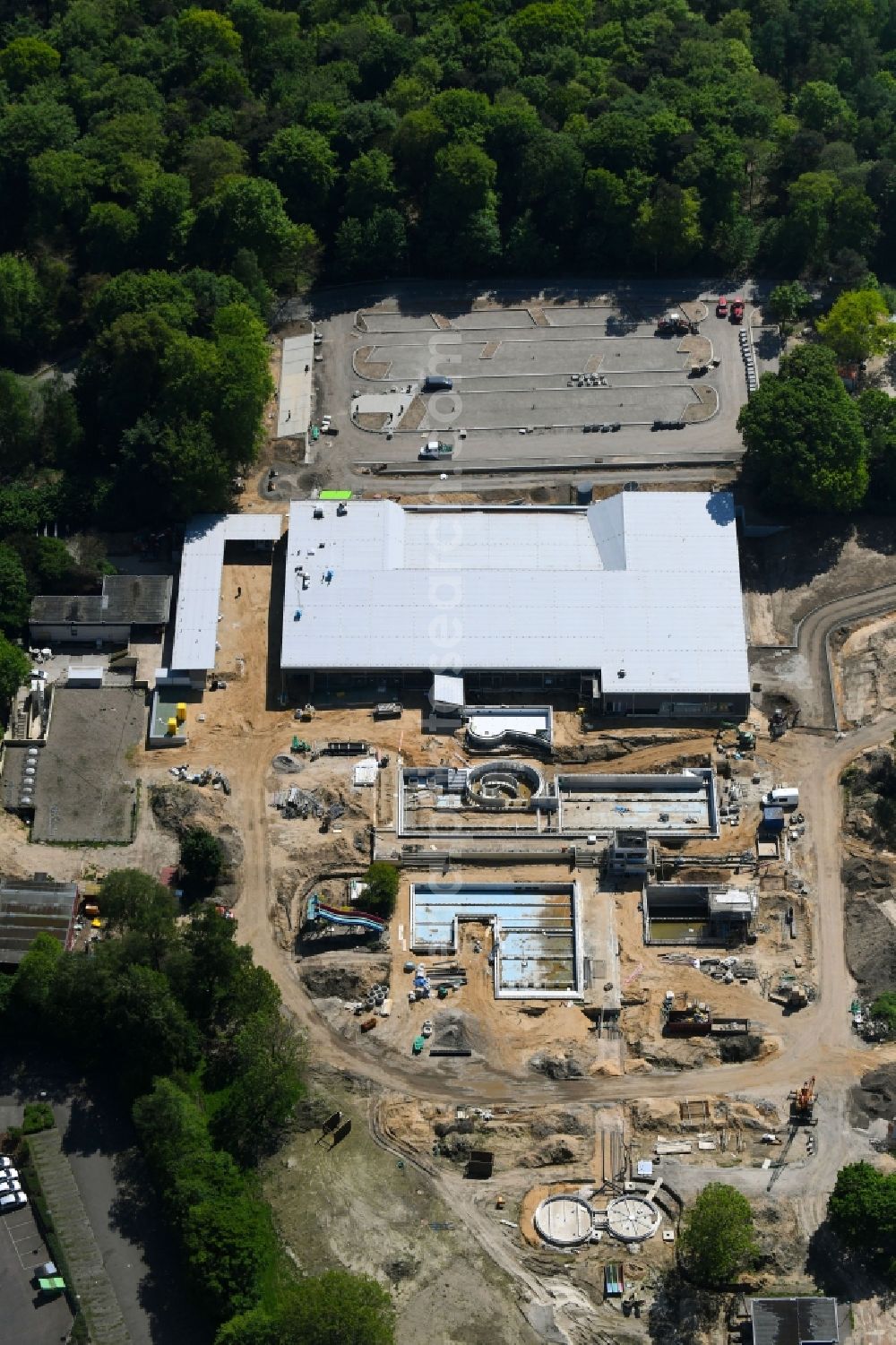 Kleve from the bird's eye view: Construction for the new building of the spa and swimming pool at the swimming pool of Recreation Sternbuschbad Am Freudenberg in Kleve in the state North Rhine-Westphalia, Germany